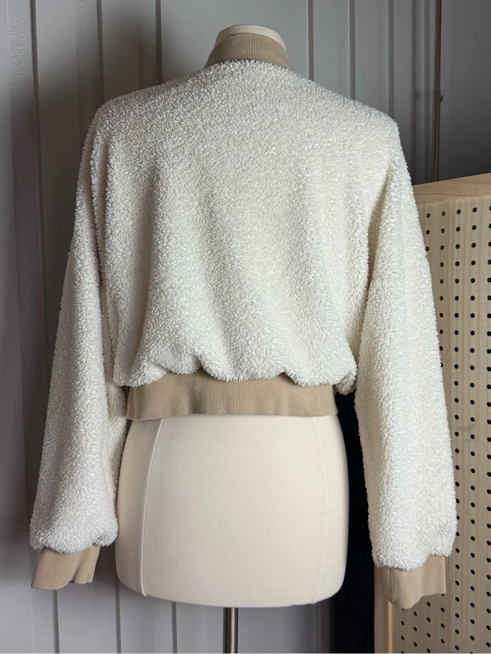 Fabletics Sherpa Cropped Pullover Cream Beige Cozy‎ Sweatshirt Large Minimalist - Picture 4 of 10
